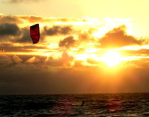Kitesurfen in die Sonne by RAINER PFANNKUCH