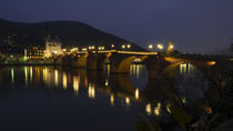 Heidelberg Bridge by night  von Rob Hawkins