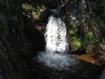 Licht und Schattiges - Wasserfall von Angelika Keller