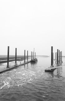 Kutter und Hafen im Nebel by werkraum78