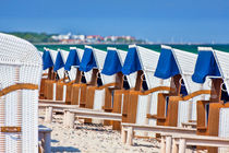 Strandkörbe in Reih und Glied - Wicker Beach chairs in rank and file von Thomas Klee