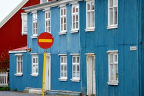 Blaues Haus by Iris Heuer