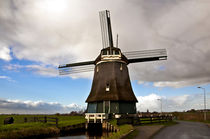 Traditionelle Holländische Windmühle in Nähe von Volendam by captainsilva
