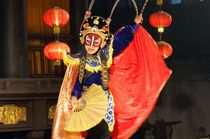 Chinese Sichuan Opera, Chengdu. The mask changer von David Lyons