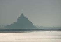 Mont Saint Michel. Pilgrims cross the tidal sands von David Lyons