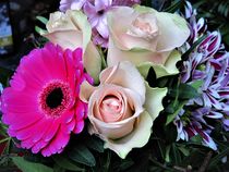 kleiner Blumenstrauß mit Rosen und Gerbera by assy