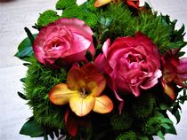 Blumenstrauß mit Rosen und Freesie von assy