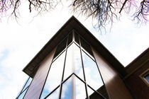 Gebäude mit Fensterfront by Denis Sandmann