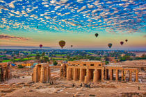 Hot Air Balloon at Sunrise in over Ruins in Luxor Egypt von Andy Doyle