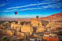 Hot Air Balloon at Sunrise in over Ruins in Luxor Egypt von Andy Doyle