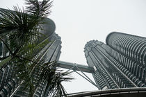 Die Petronas-Twintowers in Kuala-Lumpur by Hartmut Binder