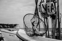 Fischerboot vor Kap Arkona (s/w) von René Lang