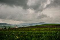 Dorf mit Kirche in Bayern an einem regnerischen Tag  von René Lang