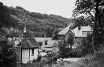 Bauernhaus und Kapelle. Schwarzwald. Farmhouse and chapel. Black Forest.  von fischbeck