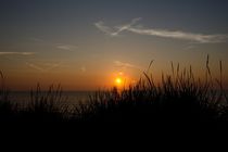 Blick Dünen auf einen Sonnenaufgang über dem Meer von René Lang