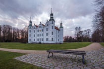 Ahrensburger Schloss - Wolkig by photobiahamburg