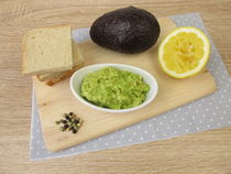 Guacamole mit Avocado, Zitrone, Pfeffer und Salz by Heike Rau