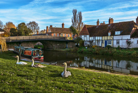 Hungerford-wharf-and-swans