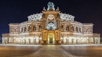 Semperoper Dresden bei Nacht unter Sternenhimmel by Klaus Tetzner