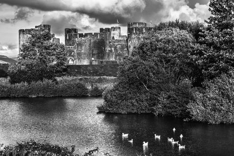 Caerphilly-castle-western-towers-bw-2