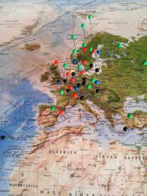 Europakarte mit gesteckten Reisezielen by assy