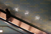 Mann mit Kapuze auf Rolltreppe  von Bastian  Kienitz