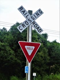 YIELD und crossing railroad= Vorfahrt (ZUG) achten von assy