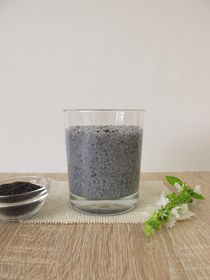 Gel Drink im Glas aus dem aufgequellten Superfood Basilikumsamen und Wasser von Heike Rau