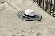 Strandhut mit Sonnenbrille von Michael Blahout