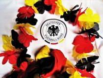 Fußball-WM Fan-Deko, mit Trikot und Girlande in Deutschland-Farben von assy