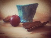 Roter Apfel vor blauer Vase von Ton von Maria Wald