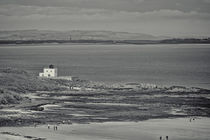 Bamburgh Lighthouse and Beach. von Colin Metcalf