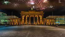 Simuliertes Silvesterfeuerwerk über dem Brandenburger Tor by Oliver Hey