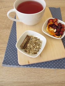 Tee aus getrockneten Erdbeeren, Hagebutten, Orangeschale und Süßholz  von Heike Rau