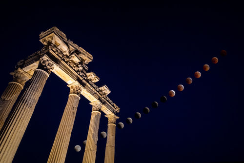 Total-lunar-eclipse-over-the-apollo-temple-in-side-turkey
