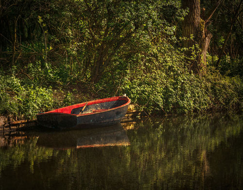 Dinghy-on-the-oxford-canal