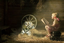 Kleines Mädchen mit einem Tiger in einer Scheune von Thomas Stracke