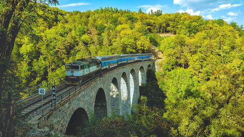 Train-on-zampach-viaduct-czech-republic