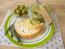 Baguette mit grüner Olivenmarmelade  von Heike Rau