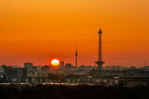 Blick über Berlin zum Sonnenaufgang mit dem Funkturm und Fernsehturm im Hintergrund von David Mrosek