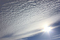 Sonne blinzelt im Wolkenmeer von mindfullycreatedvibrations