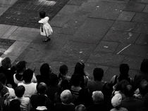 Girl in the crowd von Daria Mladenovic