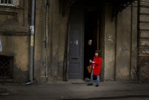 The girl in the red coat. Tbilisi, Georgia von Daria Mladenovic