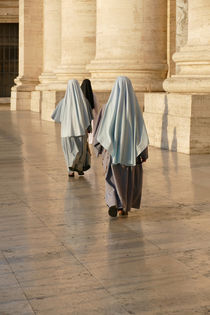 Nonnen im Vatikan by Werner Ebneter