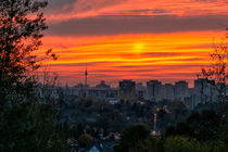 Blick über die Berliner Bezirke Marzahn Hellersdorf zum Sonnenuntergang by David Mrosek