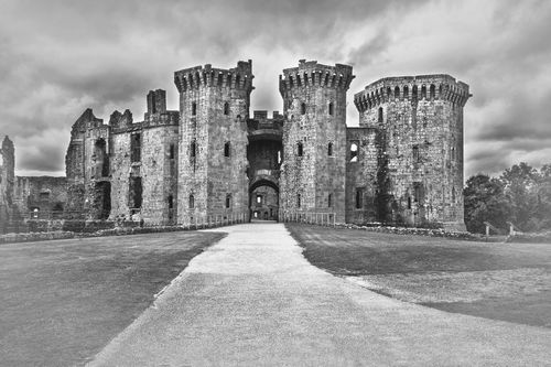 Raglan-castle-gatehouse-bw-vig