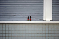 Zwei Flasche auf dem Vorsprung  by Bastian  Kienitz