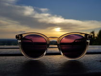 Sonnenbrille im Sonnenuntergang  by farbfotografie