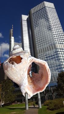 Frankfurt's massive sea shell sculpture by Dirk Hendriks