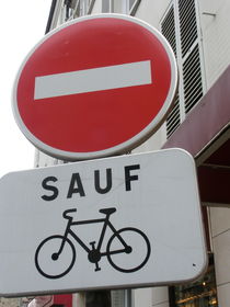 Französisches Verkehrszeichen Radweg SAUF von Claudia Fischer-Curdts